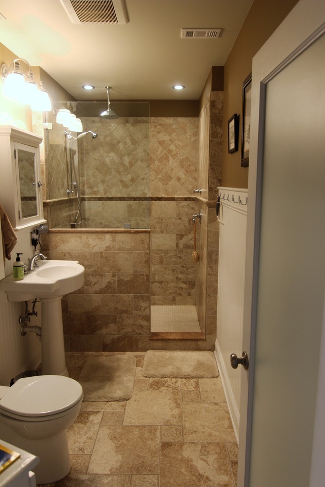 Стильный дизайн: большая главная ванная комната в стиле модернизм с белыми фасадами, открытым душем, унитазом-моноблоком, бежевой плиткой, керамической плиткой, бежевыми стенами, полом из керамической плитки и раковиной с пьедесталом - последний тренд