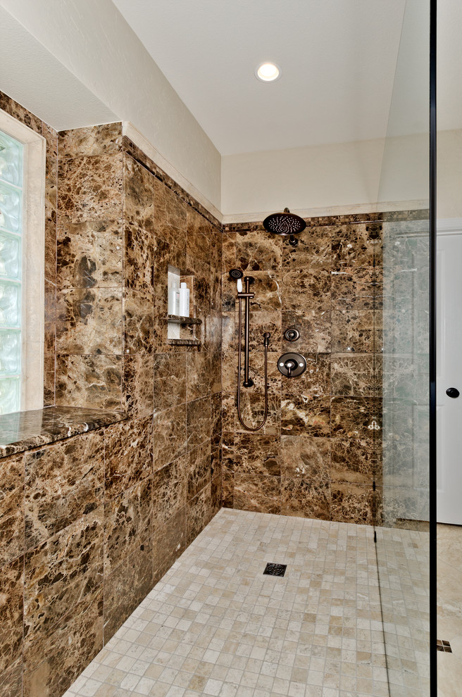 Ejemplo de cuarto de baño clásico con ducha abierta, baldosas y/o azulejos marrones, ducha abierta y ventanas