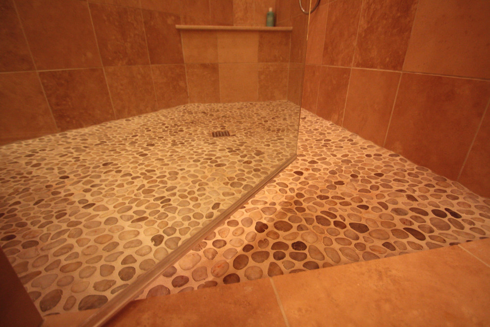 Imagen de cuarto de baño principal contemporáneo con suelo de baldosas tipo guijarro