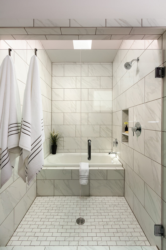 На фото: главная ванная комната среднего размера в стиле неоклассика (современная классика) с ванной в нише, душем в нише, белой плиткой, керамической плиткой, полом из керамической плитки и нишей