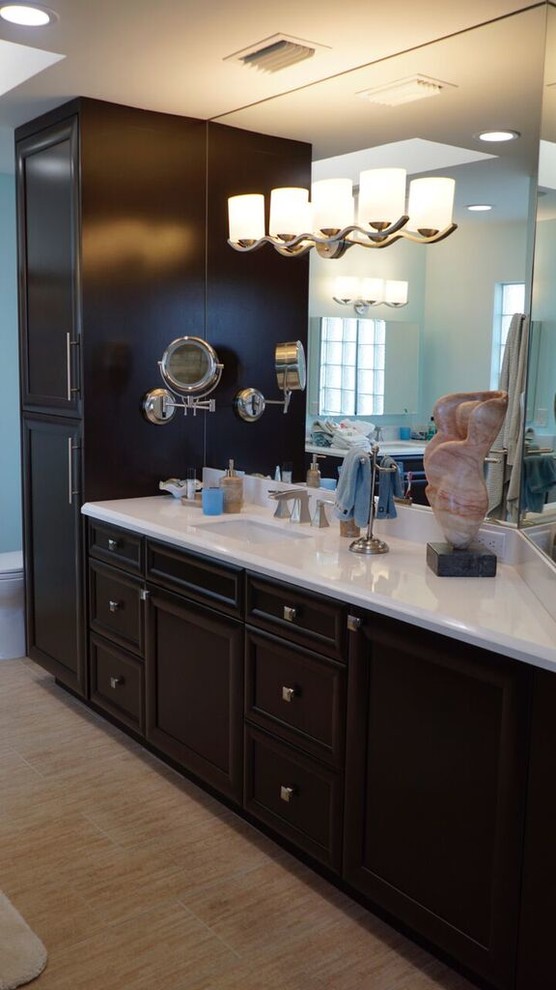 Kleines Klassisches Badezimmer mit Schrankfronten im Shaker-Stil, dunklen Holzschränken, beiger Wandfarbe, Porzellan-Bodenfliesen und Marmor-Waschbecken/Waschtisch in Miami