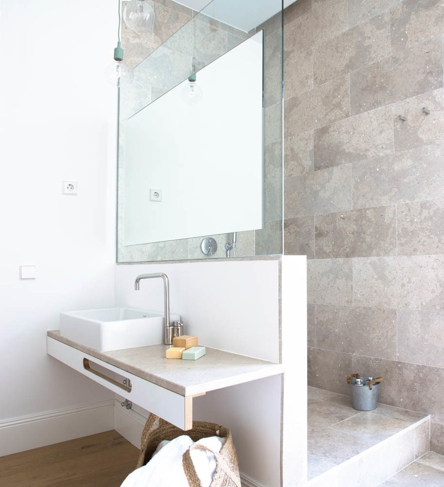 Inspiration för mellanstora moderna badrum med dusch, med en kantlös dusch, mellanmörkt trägolv och ett fristående handfat