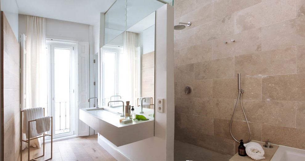 Стильный дизайн: главная ванная комната среднего размера в средиземноморском стиле с накладной ванной, душем без бортиков, паркетным полом среднего тона и врезной раковиной - последний тренд