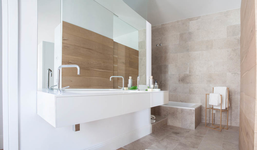Medelhavsstil inredning av ett mellanstort en-suite badrum, med släta luckor, vita skåp, ett badkar i en alkov, en dusch/badkar-kombination, beige väggar och ett integrerad handfat