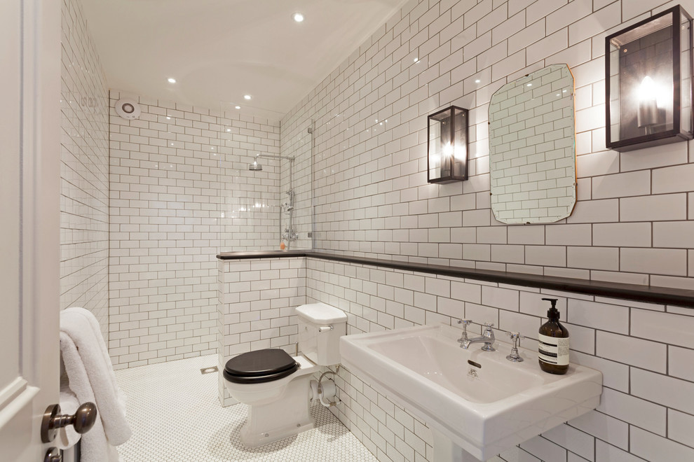 Klassisches Badezimmer mit offener Dusche, Wandtoilette mit Spülkasten, weißen Fliesen, Metrofliesen und Sockelwaschbecken in London
