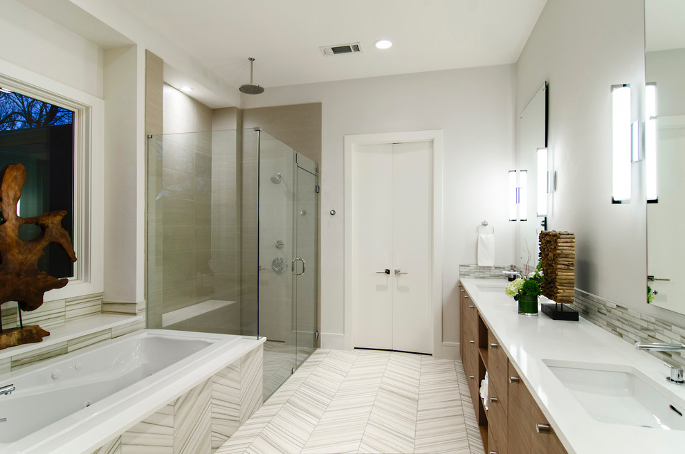 Пример оригинального дизайна: ванная комната в современном стиле с врезной раковиной, плоскими фасадами, темными деревянными фасадами, накладной ванной, угловым душем и белыми стенами