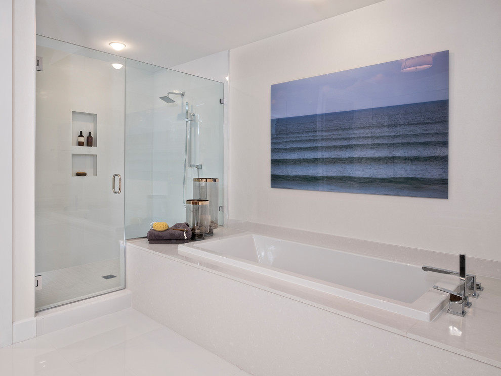 マイアミにあるコンテンポラリースタイルのおしゃれな浴室の写真