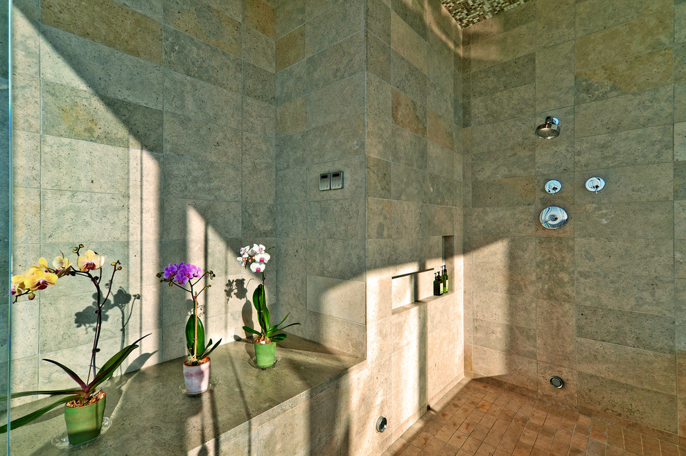 Aménagement d'une salle de bain contemporaine avec un carrelage de pierre.