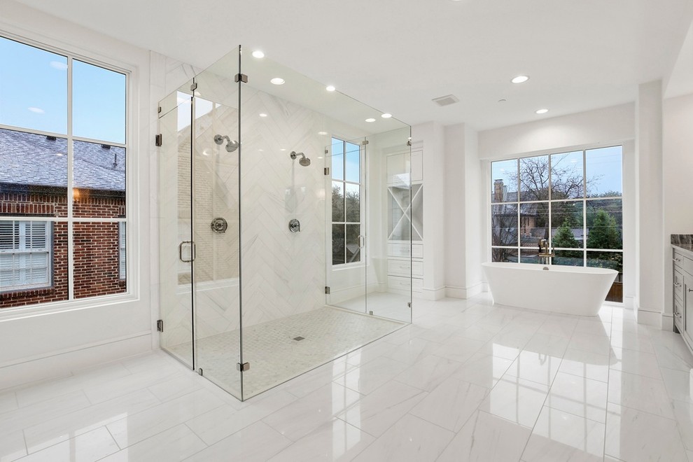 Modern inredning av ett stort grå grått en-suite badrum, med luckor med profilerade fronter, grå skåp, ett fristående badkar, en kantlös dusch, vita väggar, ett undermonterad handfat, vitt golv och dusch med gångjärnsdörr
