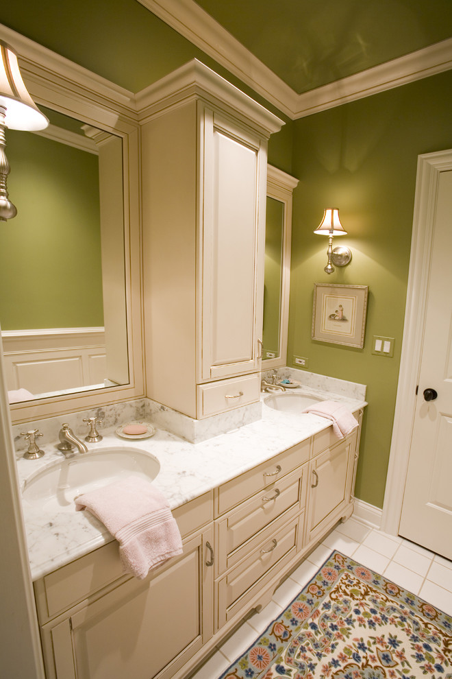 Foto di una stanza da bagno chic con lavabo sottopiano, ante con bugna sagomata e ante beige