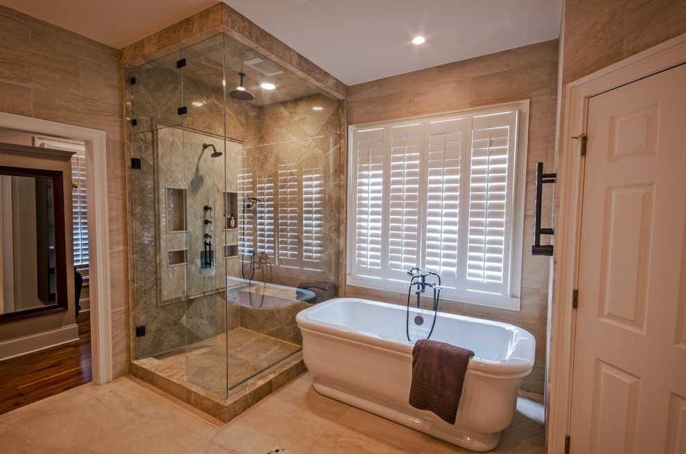Idéer för mellanstora vintage en-suite badrum, med ett fristående badkar, en hörndusch, beige kakel, stenkakel, beige väggar, klinkergolv i porslin och ett undermonterad handfat