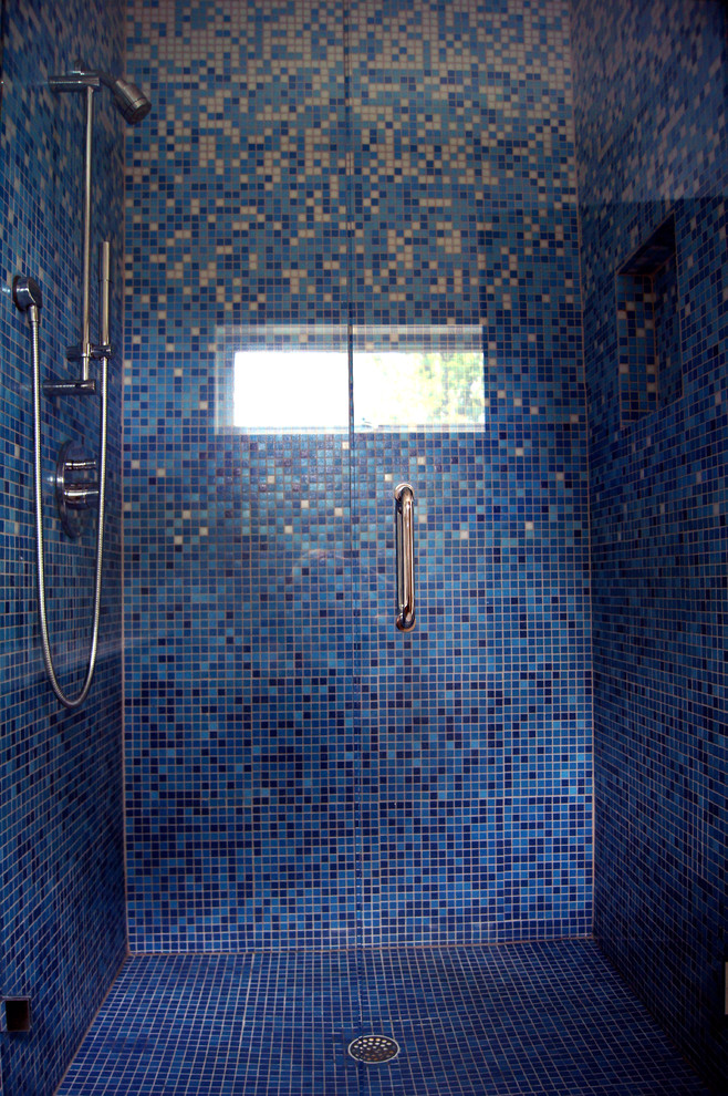 Ejemplo de cuarto de baño minimalista con ducha empotrada y baldosas y/o azulejos azules