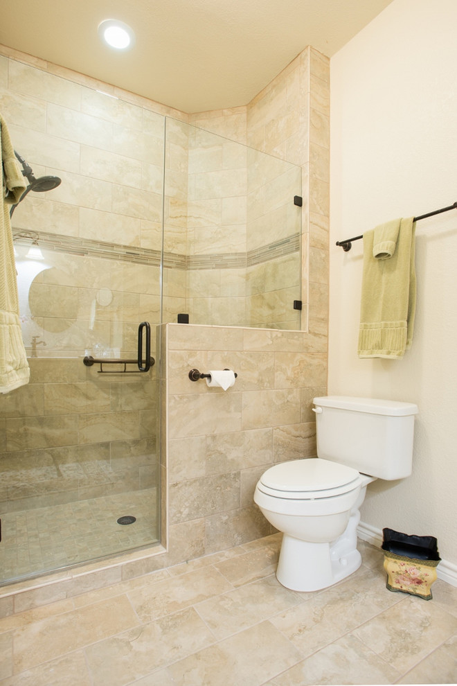 Modelo de cuarto de baño principal clásico de tamaño medio con ducha empotrada, sanitario de dos piezas, baldosas y/o azulejos beige, baldosas y/o azulejos de porcelana, paredes beige y suelo de baldosas de porcelana