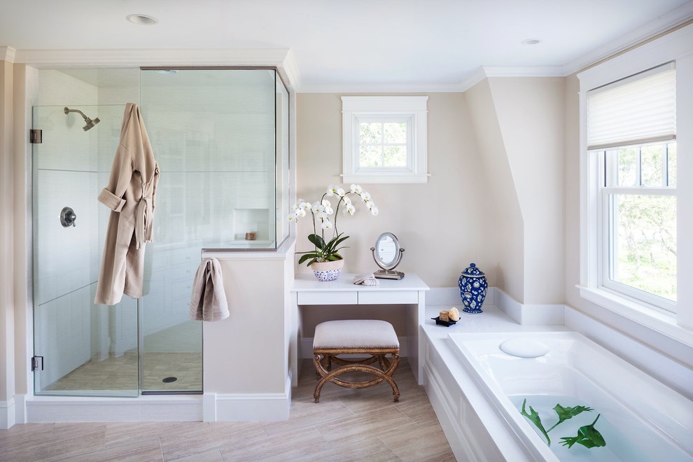 На фото: ванная комната в современном стиле с накладной ванной и душем в нише