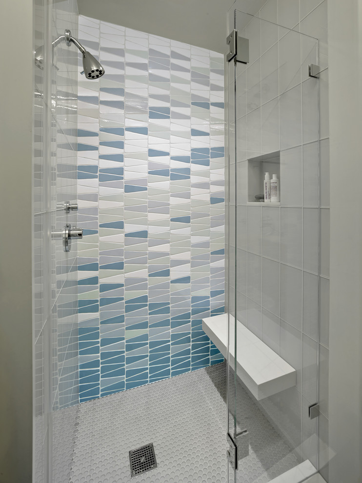 Пример оригинального дизайна: ванная комната среднего размера в современном стиле с душем в нише, разноцветной плиткой, серыми стенами, полом из керамической плитки, душевой кабиной, нишей и сиденьем для душа