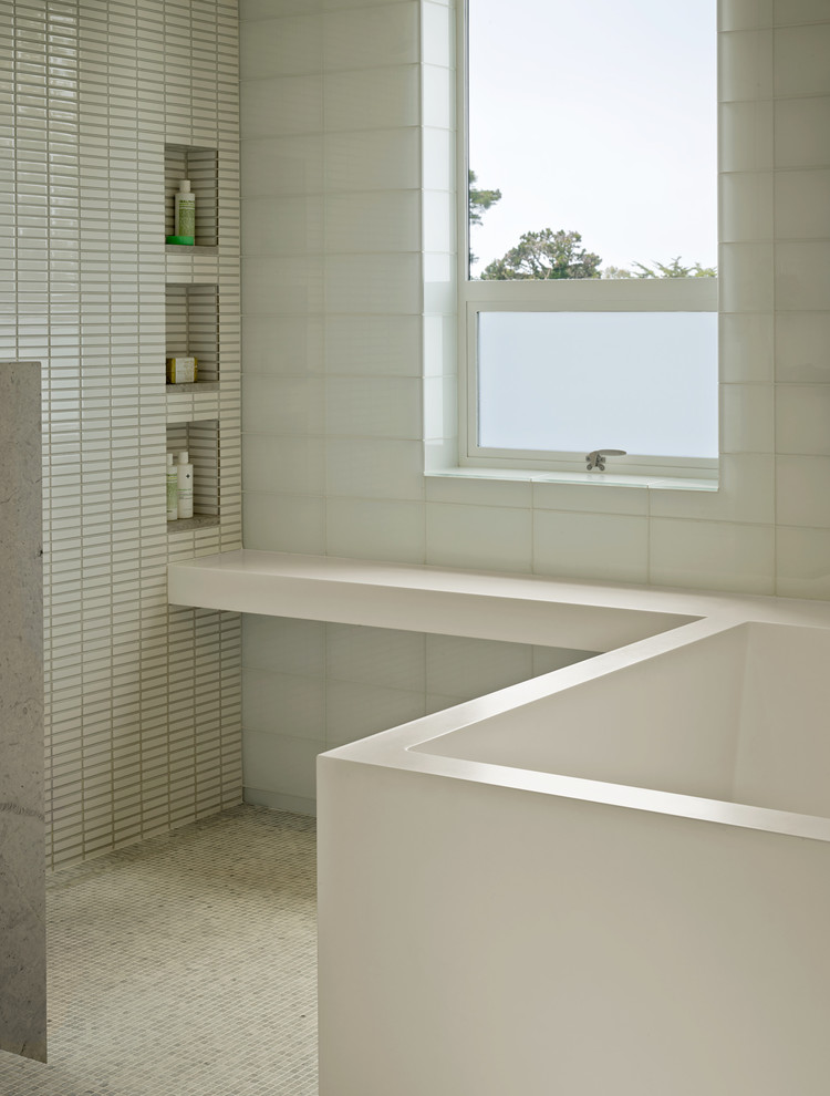 Mittelgroßes Modernes Badezimmer mit flächenbündigen Schrankfronten, weißen Schränken, Toilette mit Aufsatzspülkasten, grauen Fliesen, Mosaikfliesen, weißer Wandfarbe, Mosaik-Bodenfliesen und Unterbauwaschbecken in San Francisco