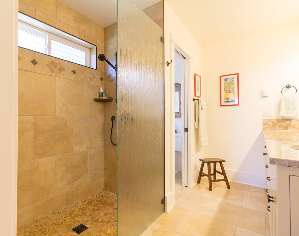 Свежая идея для дизайна: ванная комната среднего размера в стиле кантри с фасадами с утопленной филенкой, душем без бортиков, желтыми стенами и душем с распашными дверями - отличное фото интерьера