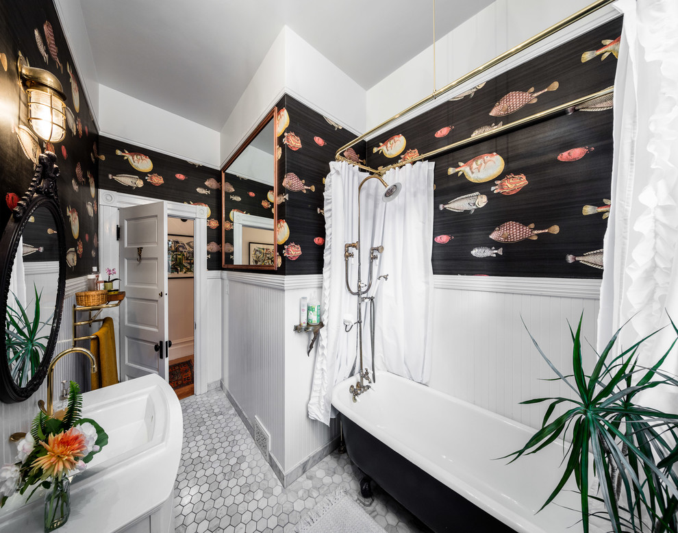 Réalisation d'une salle de bain victorienne avec une baignoire sur pieds, un mur noir, un lavabo de ferme et une cabine de douche avec un rideau.