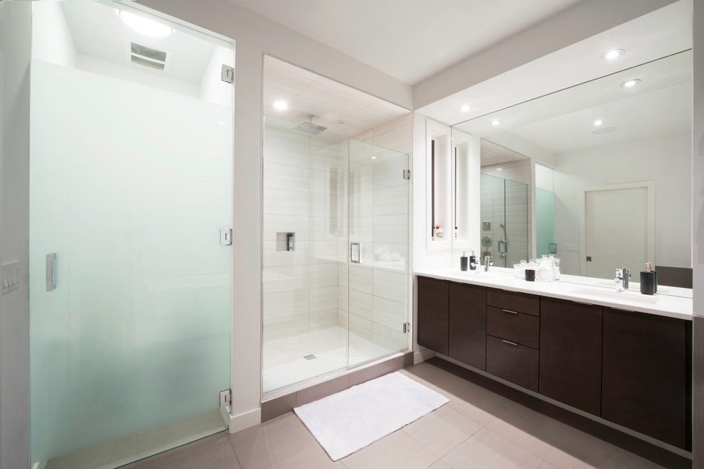Inspiration pour une salle de bain design avec un lavabo posé, un placard à porte plane, des portes de placard grises, un plan de toilette en quartz, une douche ouverte et un carrelage gris.