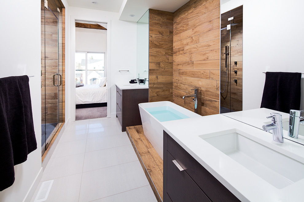 Стильный дизайн: ванная комната в современном стиле с плиткой под дерево и душем в нише - последний тренд