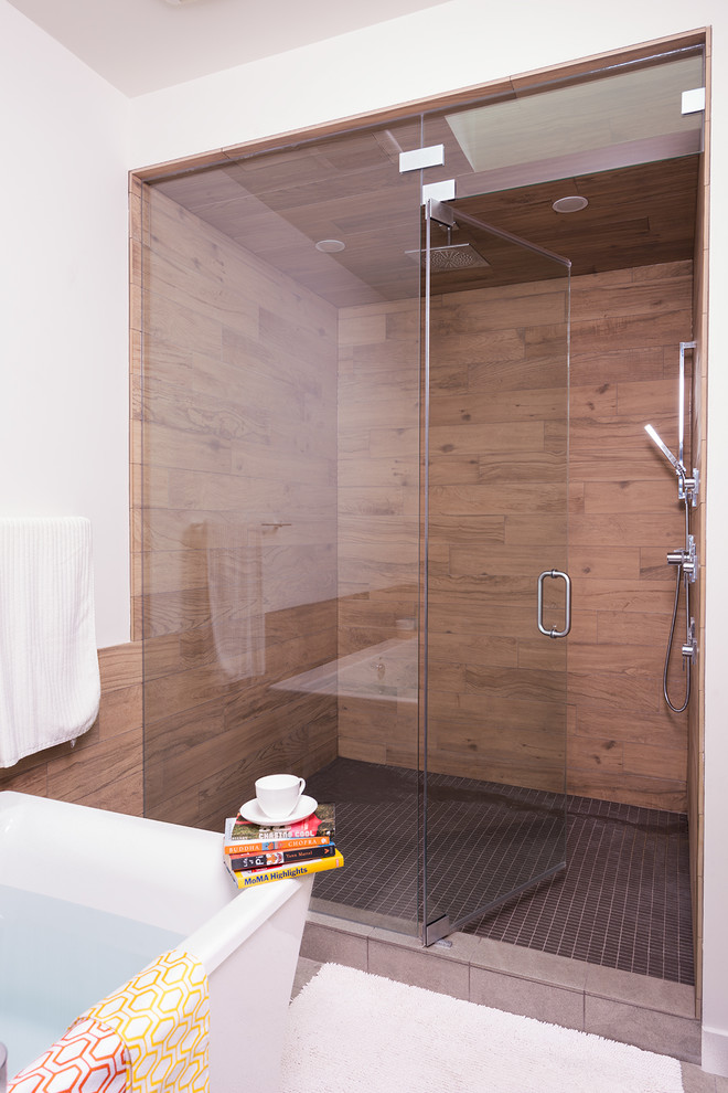 カルガリーにあるコンテンポラリースタイルのおしゃれなマスターバスルーム (アルコーブ型シャワー、茶色いタイル、木目調タイル) の写真