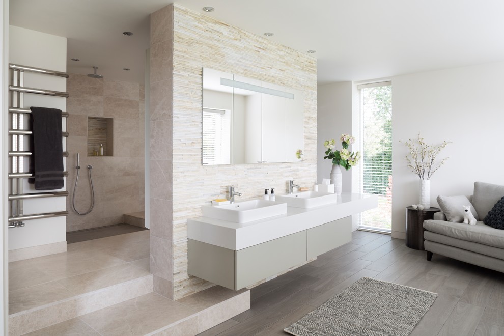 Exemple d'une très grande salle de bain moderne avec un placard à porte plane, des portes de placard grises, une douche ouverte, un mur blanc, un lavabo suspendu, un sol gris, aucune cabine et un carrelage beige.