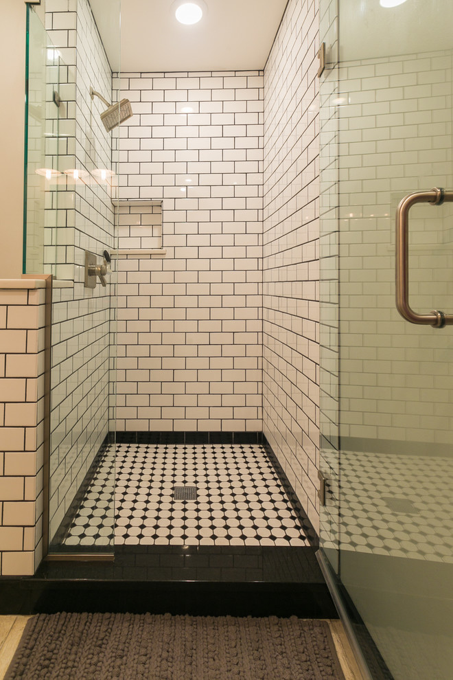 Idéer för ett mellanstort amerikanskt badrum med dusch, med skåp i shakerstil, vita skåp, en dusch i en alkov, vit kakel, porslinskakel, klinkergolv i porslin, ett undermonterad handfat och granitbänkskiva
