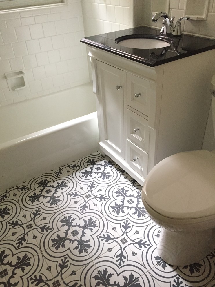 Inredning av ett modernt litet badrum med dusch, med luckor med upphöjd panel, vita skåp, ett badkar i en alkov, en dusch/badkar-kombination, en toalettstol med separat cisternkåpa, vit kakel, tunnelbanekakel, vita väggar, klinkergolv i keramik, ett undermonterad handfat, bänkskiva i kvarts, flerfärgat golv och med dusch som är öppen