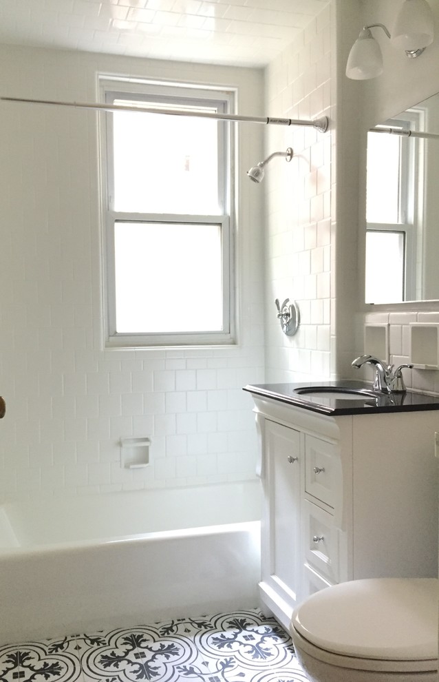 Inspiration för ett litet funkis badrum med dusch, med ett badkar i en alkov, en dusch/badkar-kombination, en toalettstol med separat cisternkåpa, tunnelbanekakel, vita väggar, klinkergolv i keramik, ett undermonterad handfat, flerfärgat golv, med dusch som är öppen, luckor med upphöjd panel, vita skåp, vit kakel och bänkskiva i kvarts