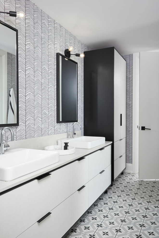 Modernes Badezimmer mit flächenbündigen Schrankfronten, weißen Schränken, bunten Wänden, Aufsatzwaschbecken, buntem Boden und weißer Waschtischplatte in Toronto
