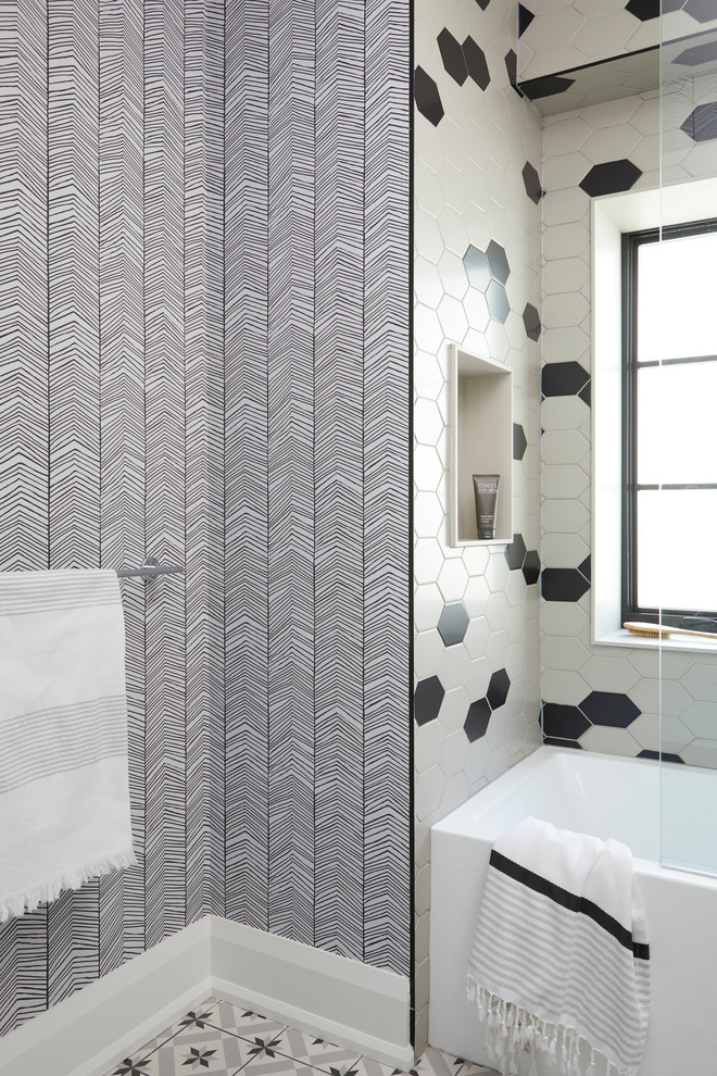 Modernes Badezimmer mit Badewanne in Nische, schwarz-weißen Fliesen, bunten Wänden und buntem Boden in Toronto