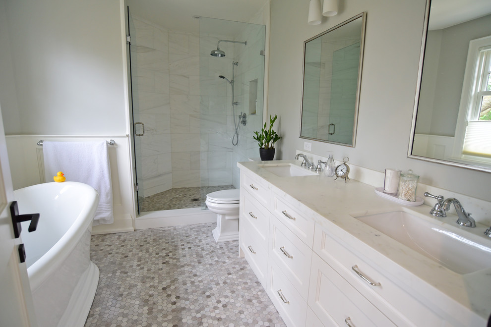 Mittelgroßes Klassisches Badezimmer mit Schrankfronten mit vertiefter Füllung, freistehender Badewanne, weißen Fliesen, Marmorfliesen, Marmorboden, Unterbauwaschbecken, grauem Boden und Falttür-Duschabtrennung in Toronto