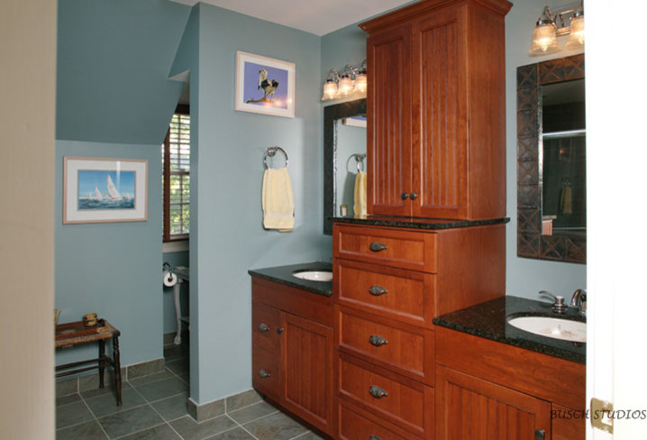Ispirazione per una stanza da bagno classica con ante in stile shaker, ante in legno scuro, pareti blu, pavimento con piastrelle in ceramica, lavabo sottopiano e top in granito