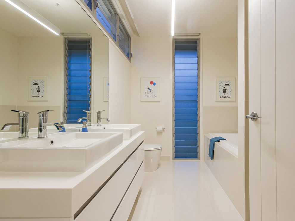 Modernes Badezimmer mit Einbaubadewanne in Gold Coast - Tweed