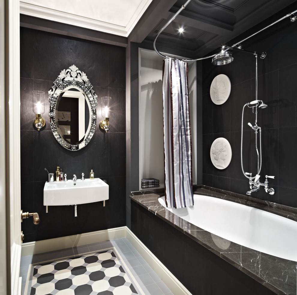 Idées déco pour une salle de bain principale classique avec une baignoire encastrée, un combiné douche/baignoire, un carrelage noir et blanc, un carrelage noir, un lavabo suspendu et une cabine de douche avec un rideau.