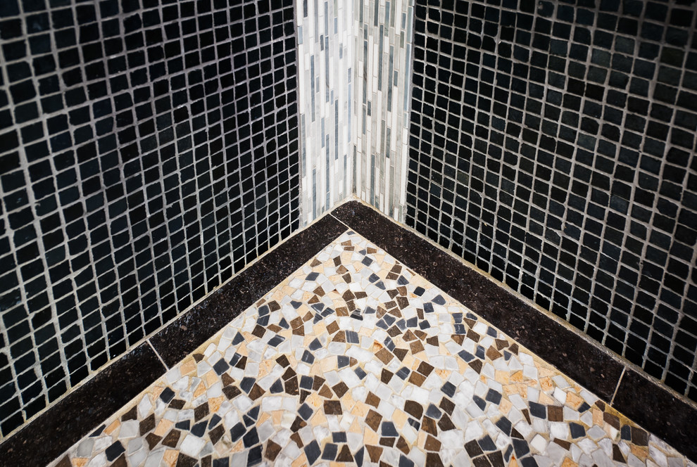 Idee per una piccola stanza da bagno padronale design con lavabo sospeso, ante lisce, ante in legno bruno, doccia aperta, WC monopezzo, piastrelle grigie, piastrelle a mosaico, pareti grigie e pavimento in marmo