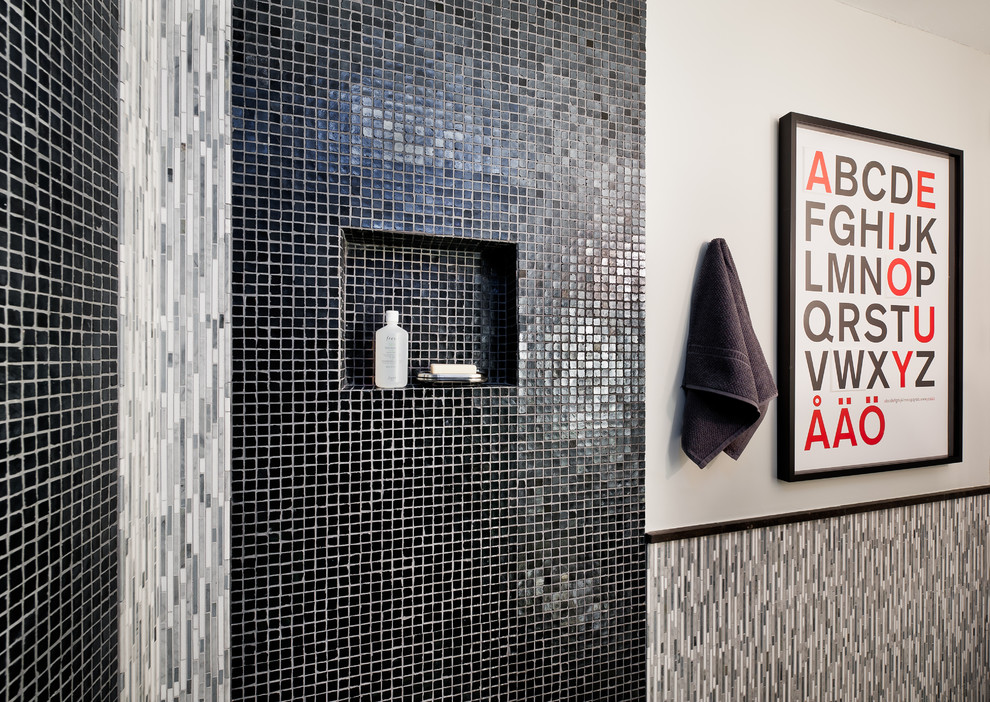 Kleines Modernes Badezimmer En Suite mit Wandwaschbecken, flächenbündigen Schrankfronten, dunklen Holzschränken, offener Dusche, Toilette mit Aufsatzspülkasten, grauen Fliesen, grauer Wandfarbe und Marmorboden in New York