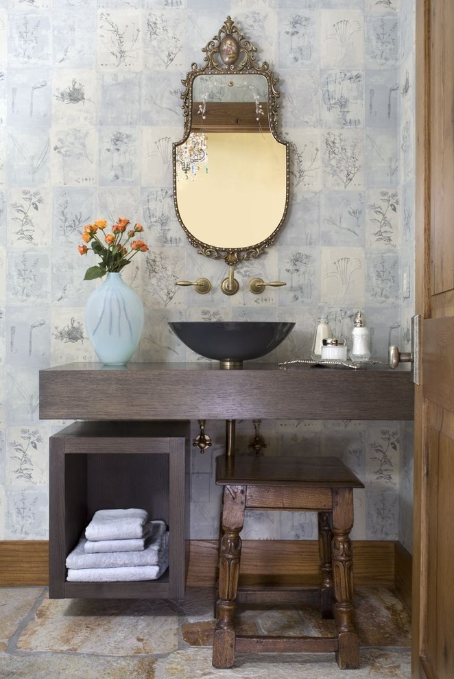 Exempel på ett klassiskt badrum, med ett fristående handfat