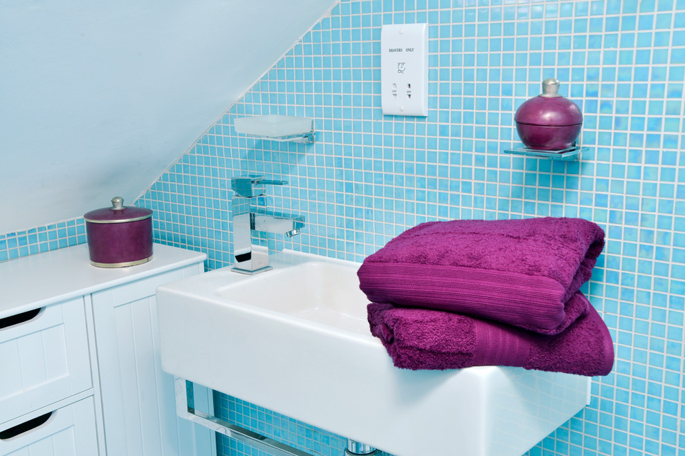 Kleines Modernes Badezimmer mit blauen Fliesen und Mosaikfliesen in London