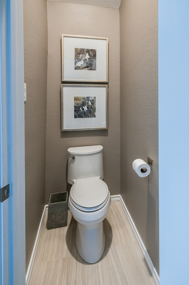 Immagine di un bagno di servizio moderno di medie dimensioni con lavabo sottopiano, consolle stile comò, ante in legno scuro, top in superficie solida, WC monopezzo, piastrelle grigie, pareti grigie e pavimento in gres porcellanato