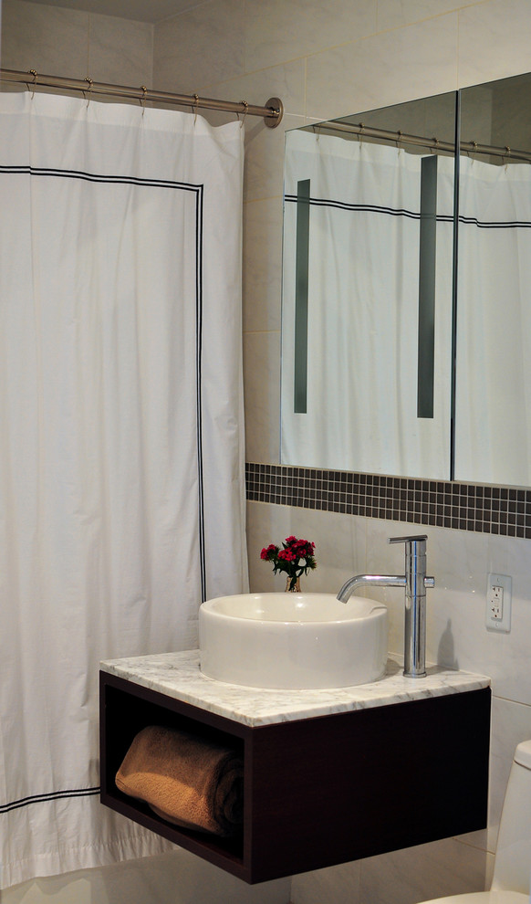 Idéer för funkis badrum, med marmorbänkskiva, mosaik och ett fristående handfat
