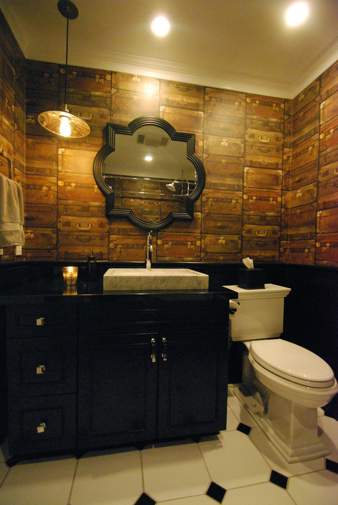 Idéer för att renovera ett litet vintage badrum med dusch, med luckor med upphöjd panel, svarta skåp, marmorbänkskiva, vit kakel, keramikplattor, ett badkar med tassar, en dusch/badkar-kombination, en toalettstol med separat cisternkåpa, bruna väggar och klinkergolv i keramik