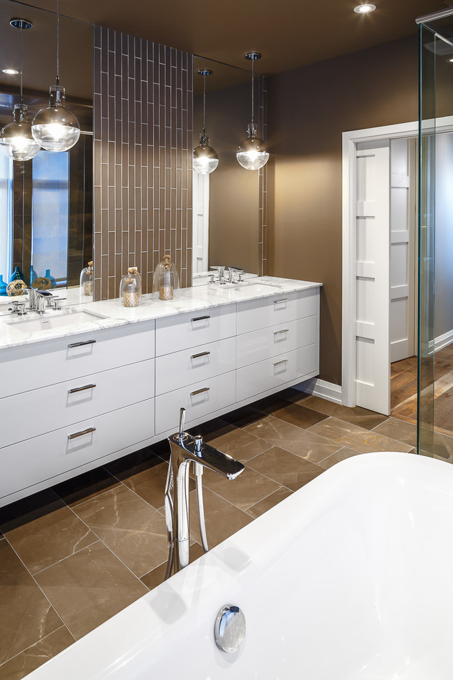 Mittelgroßes Modernes Badezimmer En Suite mit Unterbauwaschbecken, freistehender Badewanne, Eckdusche, braunen Fliesen und brauner Wandfarbe in Ottawa