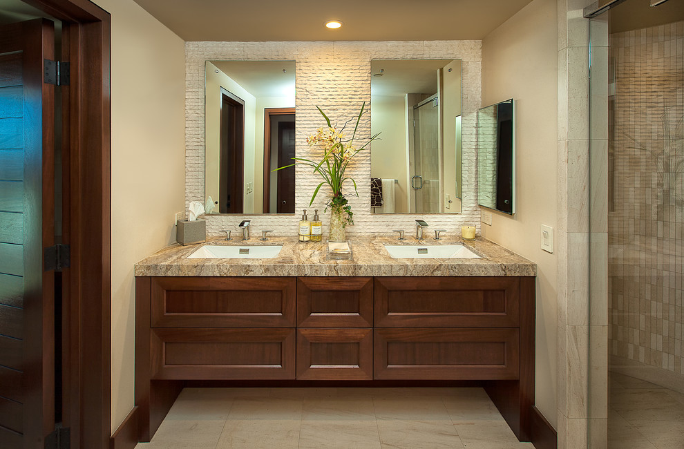 Aménagement d'une salle de bain contemporaine en bois brun de taille moyenne avec un lavabo encastré, un placard à porte shaker, un carrelage beige, un carrelage de pierre, un mur beige et un sol en travertin.