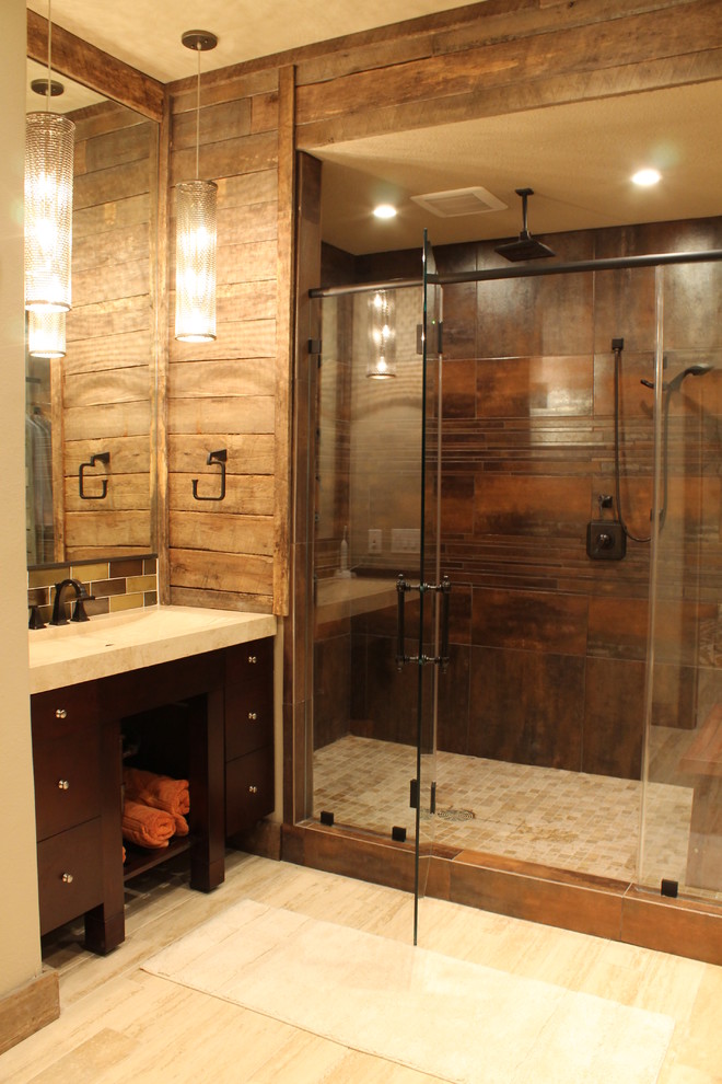 Modelo de cuarto de baño rural con lavabo integrado, armarios con paneles lisos, puertas de armario de madera en tonos medios, ducha empotrada, baldosas y/o azulejos marrones y paredes marrones