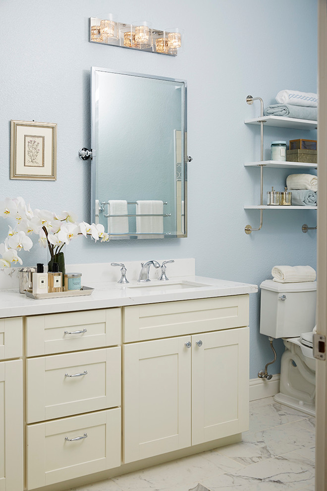 Inredning av ett klassiskt badrum, med skåp i shakerstil, vita skåp, vit kakel, keramikplattor, blå väggar, marmorgolv, ett undermonterad handfat, bänkskiva i kvarts och en dusch i en alkov