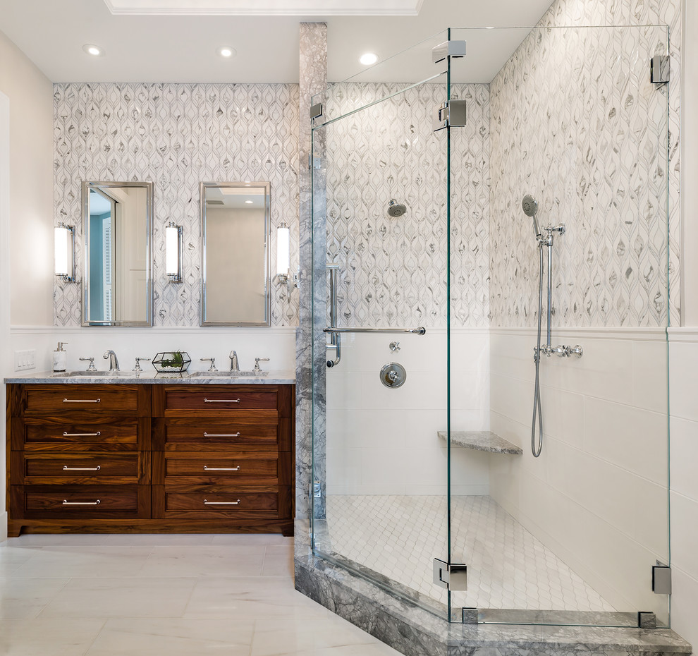 Cette photo montre une salle de bain principale chic en bois brun avec une douche d'angle, un carrelage gris, un carrelage blanc, un lavabo encastré, un sol blanc, une cabine de douche à porte battante et un plan de toilette gris.