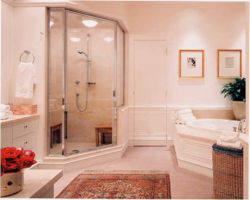 Идея дизайна: главная ванная комната среднего размера в классическом стиле с плоскими фасадами, белыми фасадами, угловой ванной, угловым душем, бежевой плиткой, керамической плиткой, белыми стенами, полом из керамической плитки и мраморной столешницей