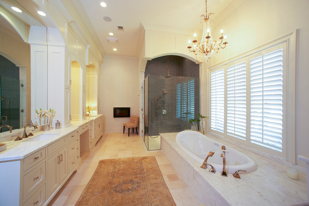 Bild på ett mellanstort vintage vit vitt en-suite badrum, med ett platsbyggt badkar, en hörndusch, grå kakel, glaskakel, beige väggar, travertin golv, ett undermonterad handfat, marmorbänkskiva, beiget golv, dusch med gångjärnsdörr, luckor med profilerade fronter och vita skåp
