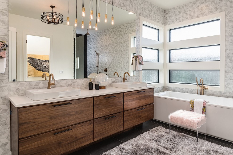 Idee per una stanza da bagno padronale contemporanea con ante lisce, ante in legno bruno, piastrelle multicolore, lavabo a bacinella e top bianco